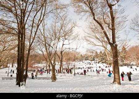 I bambini e i genitori con la slitta e di divertirsi sulla neve in Cedar Hill nel Central Park di New York, Stati Uniti d'America, 20 dicembre 2009. Foto Stock