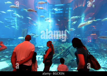 Gli ospiti dell'hotel di fronte alla Laguna Ambassador, Dubai, Emirati Arabi Uniti Foto Stock