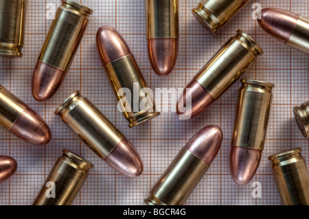 9mm cartucce su 1 mm quadrato di carta grafico Foto Stock