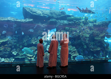 Gli arabi di fronte al Dubai Aquarium, Dubai, Emirati Arabi Uniti Foto Stock