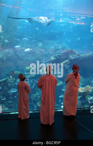 Gli arabi di fronte al Dubai Aquarium, Dubai, Emirati Arabi Uniti Foto Stock