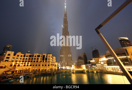 Il Burj Dubai in costruzione di notte, Dubai, Emirati Arabi Uniti Foto Stock