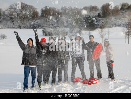 Gruppo di adolescenti avente il divertimento sulla neve. Foto Stock