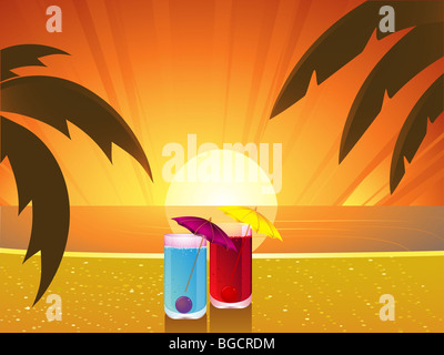 Due cocktail con ombrelloni su una spiaggia tropicale al tramonto Foto Stock