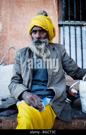 Ritratto di un saddhu, un santo uomo mendicante o Monaco, a Varanasi. Foto Stock