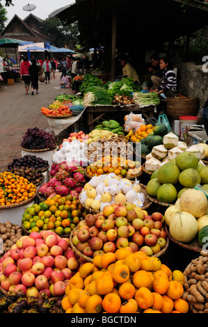 Laos; Luang Prabang; Frutta in stallo i prodotti freschi di mercato Foto Stock