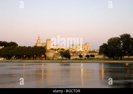 Vista sul fiume Rhône del Palais des Papes o del Palazzo dei Papi a Dusk, skyline e paesaggio urbano di Avignone, Provenza, Francia Foto Stock