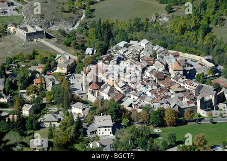 Vista aerea della città vecchia di Colmars o Colmars-les-Alpes, città medievale fortificata da Vauban, & Fort de France, Alpes-de-Haute-Provence Foto Stock