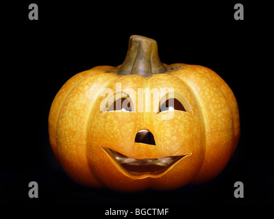 Jack-o-lantern zucca con candele accese all'interno isolato su sfondo nero Foto Stock