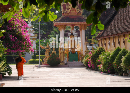 Laos; Vientiane; immagini di Buddha e Monaco a Wat Si Saket Foto Stock