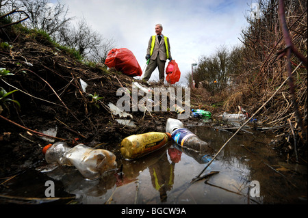 Stan pietra dalla Apperley inferiore GLOUCESTERSHIRE REGNO UNITO che volontariamente si raccoglie per lettiera nella zona Foto Stock