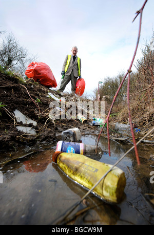 Stan pietra dalla Apperley inferiore GLOUCESTERSHIRE REGNO UNITO che volontariamente si raccoglie per lettiera nella zona Foto Stock