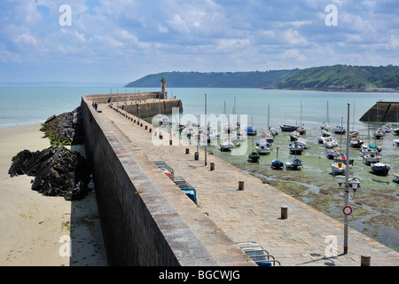 Barche a vela nel porto di Binic / Harbour, Côtes-d'Armor Bretagna, Francia Foto Stock