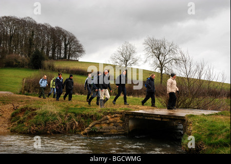 Un piccolo gruppo su una vacanza a piedi in Cotswolds, GLOUCESTERSHIRE REGNO UNITO Foto Stock