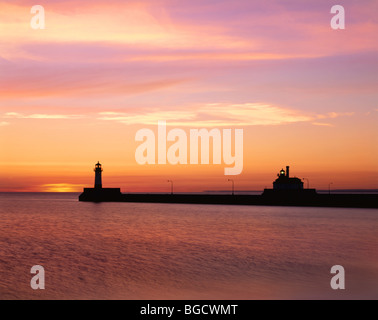 MINNESOTA - Porto di Duluth frangionde fari sul Lago Superiore. Foto Stock