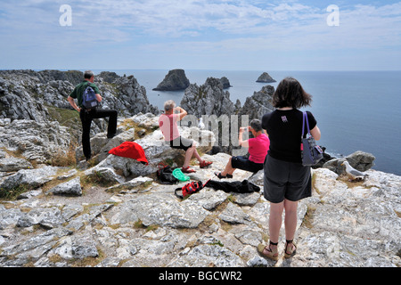 I turisti a scattare foto di gabbiano sulla cima delle scogliere A la Pointe de Pen-Hir, Finistère Bretagna, Francia Foto Stock