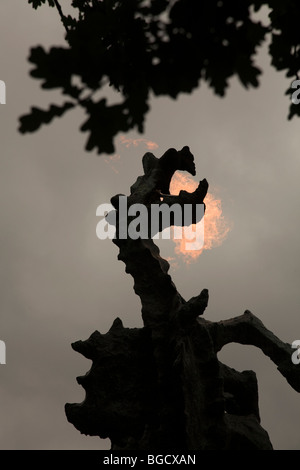 Dalla collina di Wawel: drago sputafuoco dallo scultore Bronislaw Chromy, vicino all'uscita della grotta sotto il castello di Wawel. Cracovia in Polonia Foto Stock