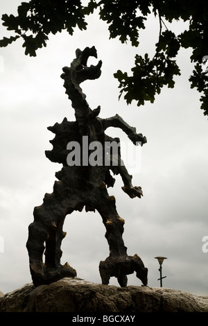 Dalla collina di Wawel: drago sputafuoco dallo scultore Bronislaw Chromy, vicino all'uscita della grotta sotto il castello di Wawel. Cracovia in Polonia Foto Stock