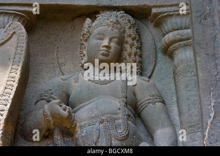 Rock Carving Statue al di fuori grotta buddista 19 in Ajanta in India Foto Stock