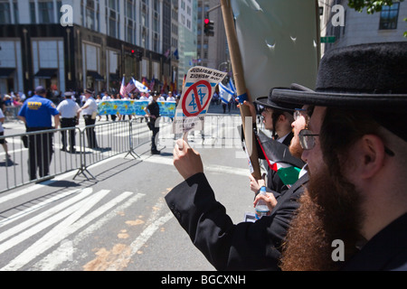 Hasidic rabbini Ebrei contro il sionismo in Israele Parade di New York City Foto Stock