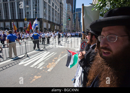 Hasidic rabbini Ebrei contro il sionismo in Israele Parade di New York City Foto Stock