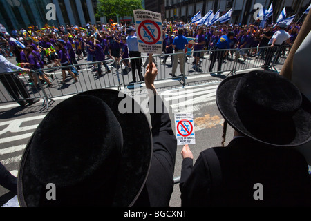 Hasidic rabbini Ebrei contro il sionismo in Israele Parade di New York City Foto Stock