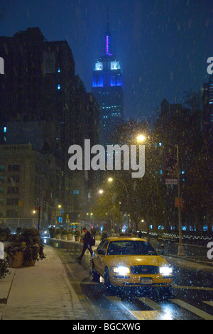 Empire State Building durante una tempesta di neve nel centro di Manhattan, New York City Foto Stock