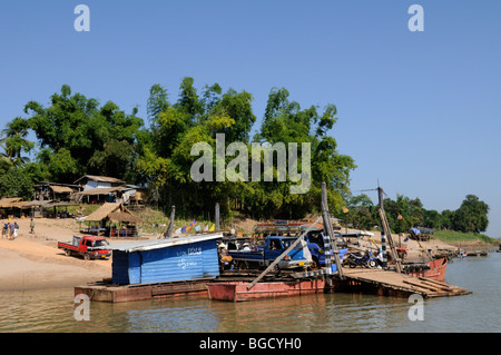 Laos; provincia di Champasak; Laos Style Roll on roll off auto traghetto per attraversare il fiume Mekong vicino Champasak Foto Stock