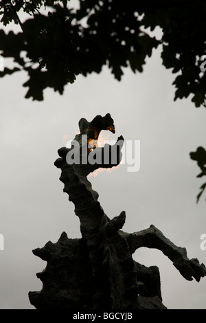 Dalla collina di Wawel: drago sputafuoco dallo scultore Bronislaw Chromy, vicino all'uscita della grotta sotto il castello di Wawel. Cracovia in Polonia Foto Stock