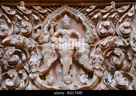 Laos; provincia di Champasak; Airavata a tre teste Carving elefante presso l'entrata al santuario di Wat Phu Champasak Foto Stock