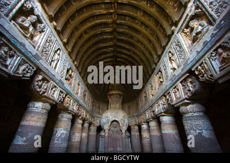 Grotta buddista 19 in Ajanta in India Foto Stock