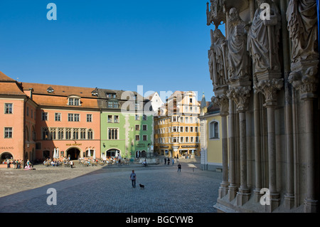 Regensburg Baviera Germania case cupola anteriore posto la luce del mattino cielo blu Foto Stock