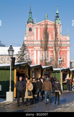 Natale sorge lungo il fiume Ljubljanica nella città vecchia di Lubiana, Slovenia. Foto Stock