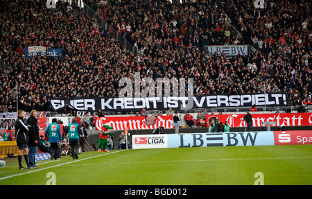Trasparente, banner, espressione di irritazione, blocco della ventola VfB Stuttgart football club, Mercedes-Benz Arena stadium, Stoccarda, B Foto Stock