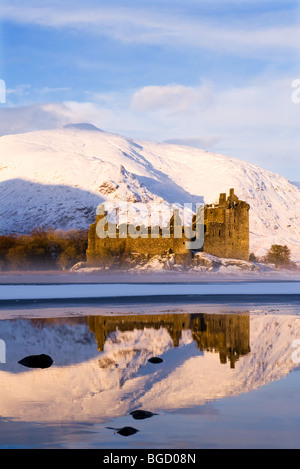 Guardando attraverso un parzialmente congelato Loch Awe e le rovine di Kilchurn Castle in Argyle, Scozia. Inverno (Dec) 2009. Foto Stock