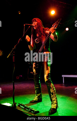 Mia Coldheart, frontwoman svedese della tutto-femmina heavy metal band Crocifisso Barbara vive in Transilvania venue in Erstfe Foto Stock