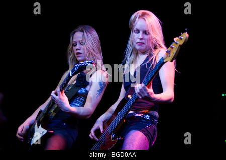 Klara vigore, chitarrista svedese della tutto-femmina heavy metal band Crocifisso Barbara vive in Transilvania venue di Erstfeld, Foto Stock