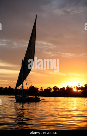 Felucca durante il tramonto sul Nilo nei pressi di Luxor in Egitto Foto Stock