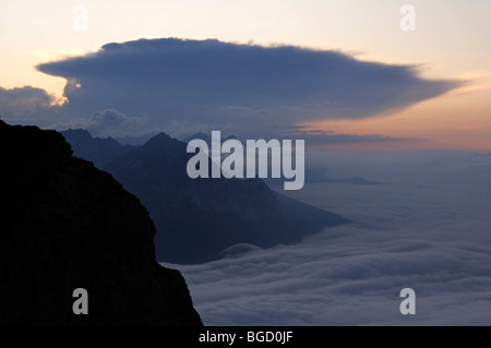 Mittenwalder Hoehenweg alta via, Mittenwald nelle nuvole, montagne Karwendel, Baviera, Germania, Europa Foto Stock