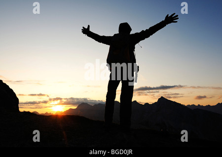 Escursionista, Mittenwalder Hoehenweg alta via, Mittenwald nelle nuvole, montagne Karwendel, Baviera, Germania, Europa Foto Stock