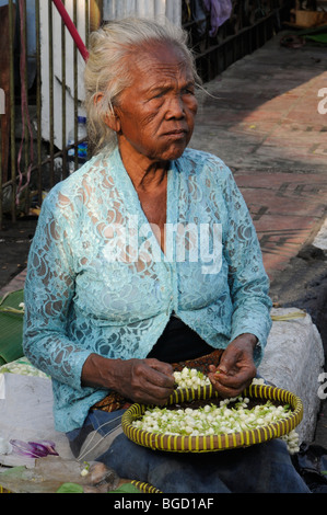 Venditore di fiori nella parte anteriore del mercato settimanale Jogyakarta, Giava centrale, Indonesia, Asia sud-orientale, Asia Foto Stock