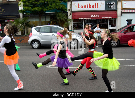 Danzatori provenienti da accademia di danza e arti dello spettacolo a Borehamwood sfilata di carnevale, Borehamwood Hertfordshire, Regno Unito Foto Stock