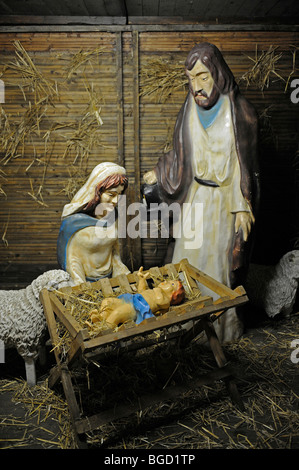 Scena della natività con il Bambino Gesù, Maria e Giuseppe su un mercatino di Natale di Potsdam, Brandeburgo, Germania, Europa Foto Stock