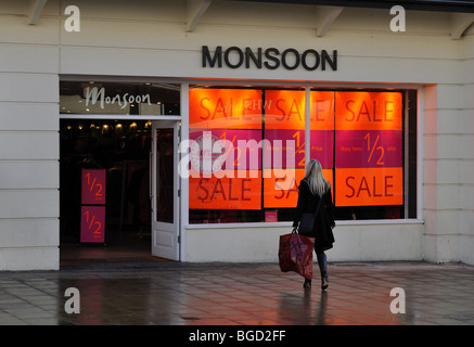 Negozio di monsone durante il Natale vendite, Leamington Spa, Regno Unito Foto Stock