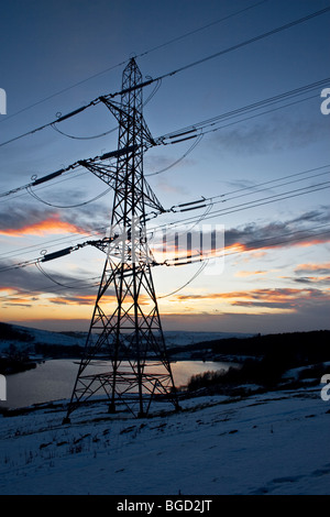 Elettricità pilone con Ogden serbatoio, Newhey, Greater Manchester oltre. South Pennines, REGNO UNITO Foto Stock