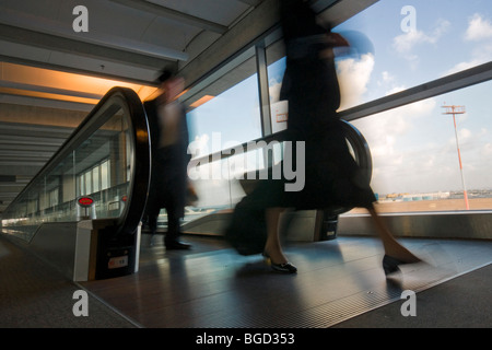 L'aeroporto di Ben Gurion, Israele. Persone che arrivano al di fuori di un Escalator. Facce irriconoscibile. Foto Stock