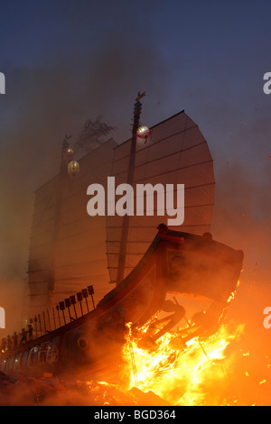 Barca di legno a bruciare per un festival di Taiwan Foto Stock