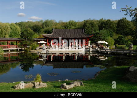 Berlino. Germania. Il Padiglione Cinese e la sala da tè presso i Giardini del Mondo (Garten der Welt) Parco ricreativo in Marzahn. Foto Stock