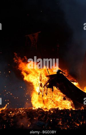 Barca di legno a bruciare per un festival di Taiwan Foto Stock