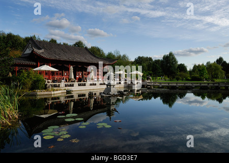 Berlino. Germania. Il Padiglione Cinese e la sala da tè presso i Giardini del Mondo (Garten der Welt) Parco ricreativo in Marzahn. Foto Stock